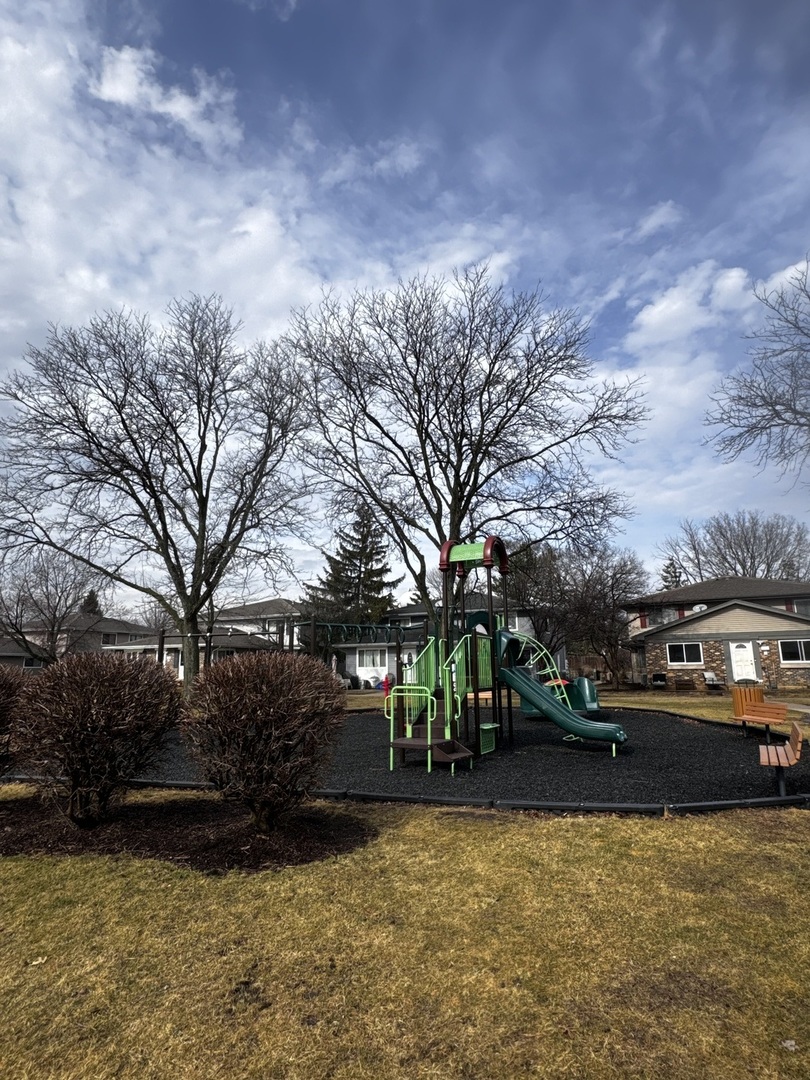 2S739 Winchester Circle #4, Warrenville, IL 60555