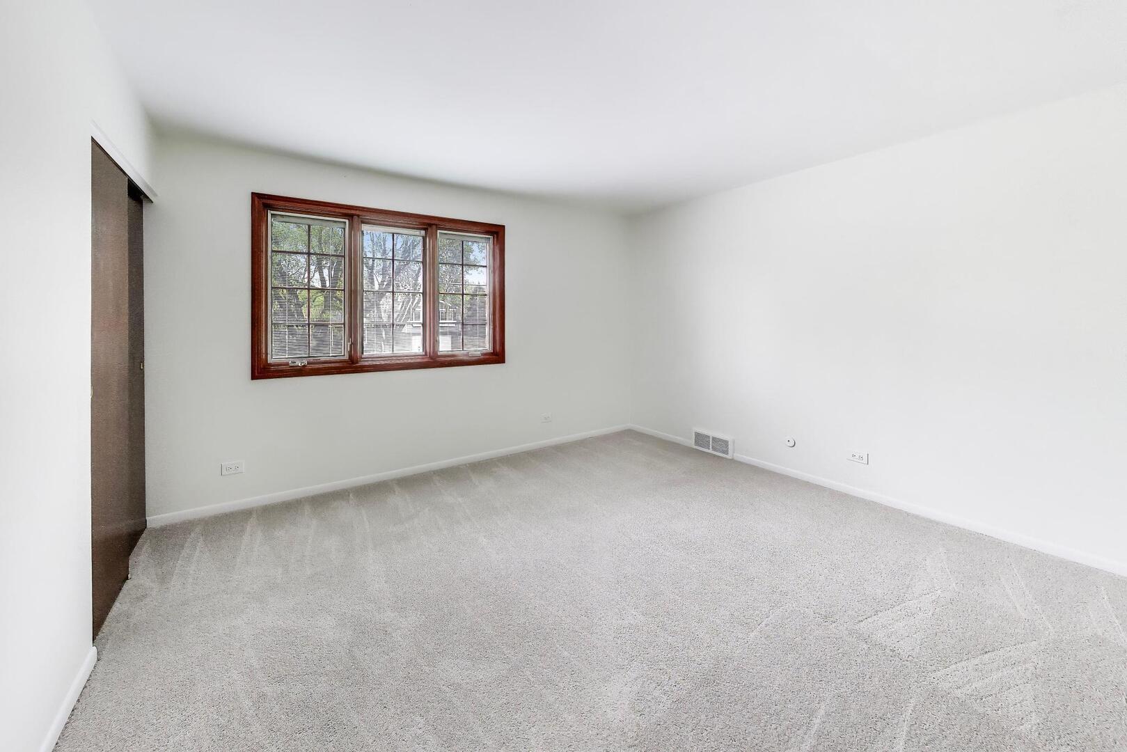 1626 E Barberry Lane, Mount Prospect, IL 60056