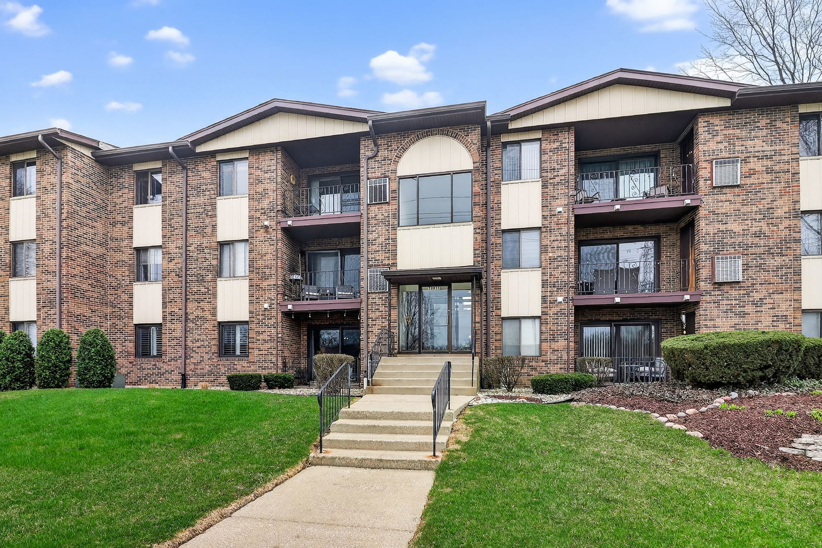 13911 Laramie Avenue #122, Crestwood, IL 60418