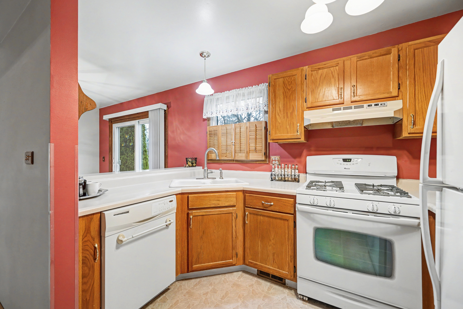 357 Cedar Court, Carol Stream, IL 60188