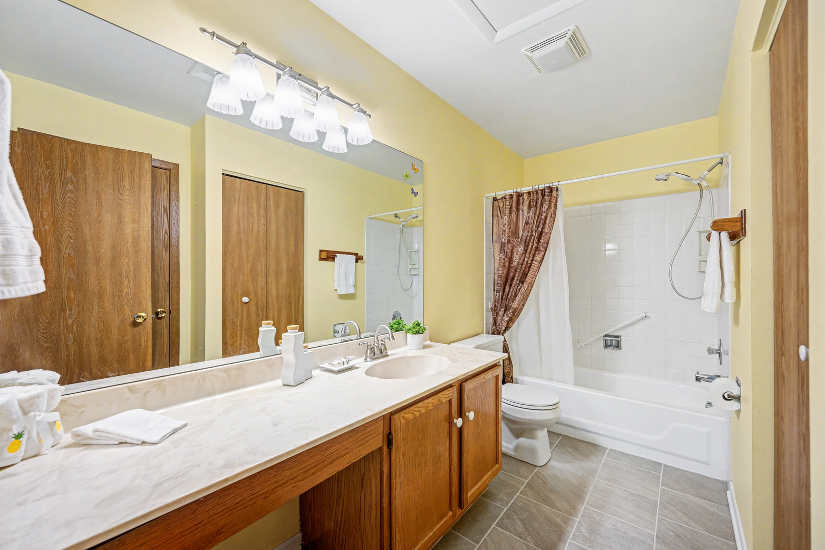 357 Cedar Court, Carol Stream, IL 60188