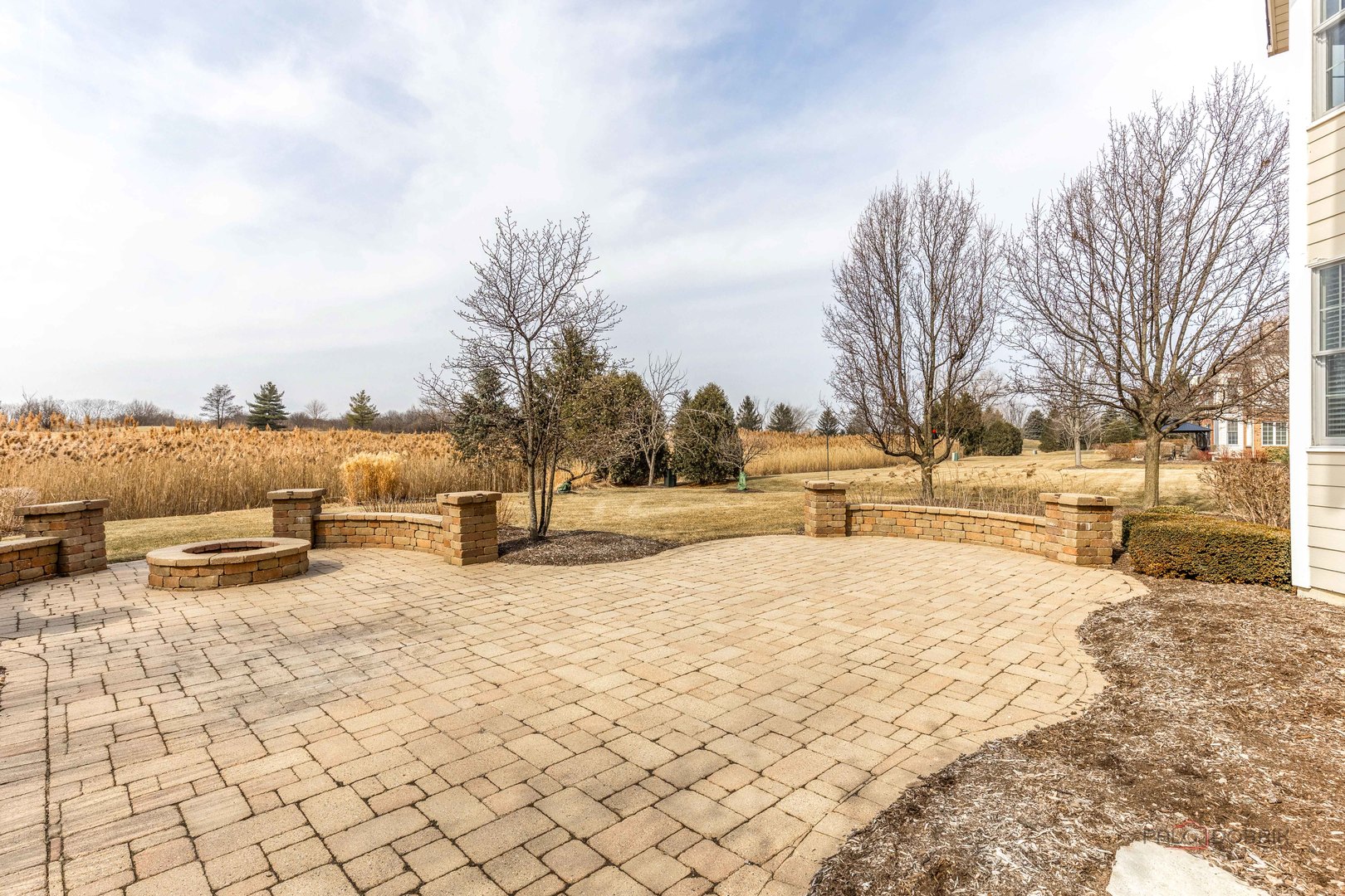 17 Tournament Drive, Hawthorn Woods, IL 60047