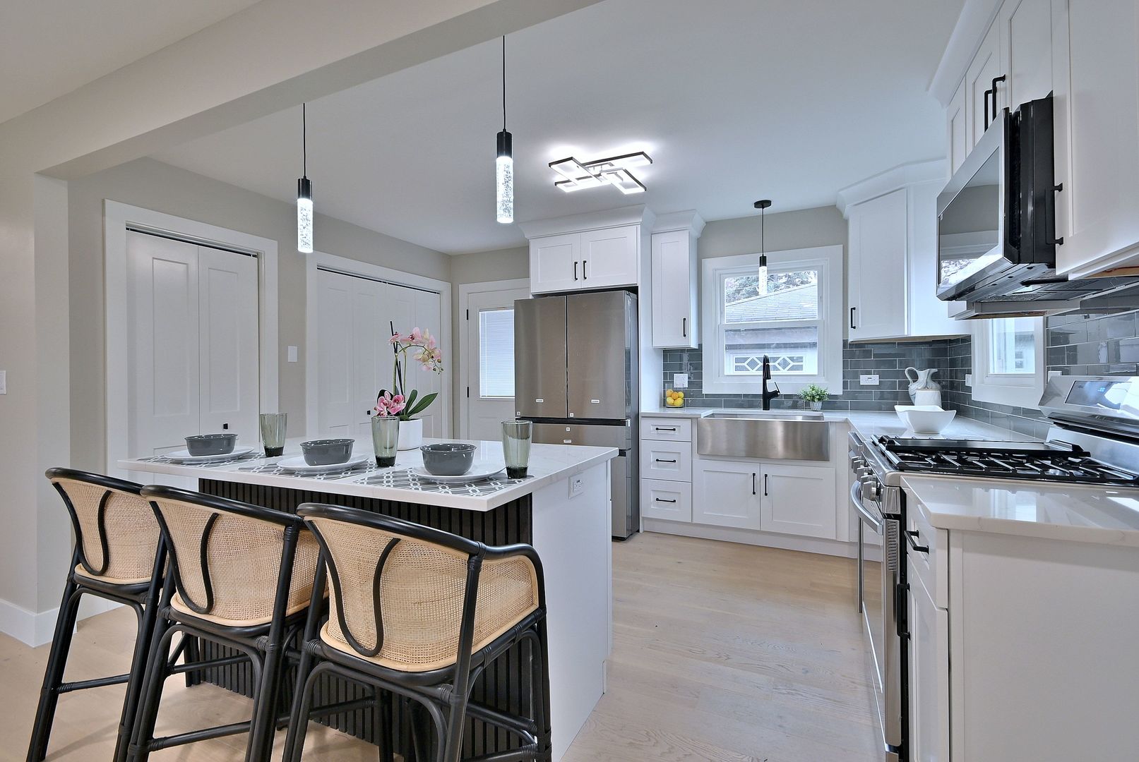 656 W Comstock Avenue, Elmhurst, IL 60126