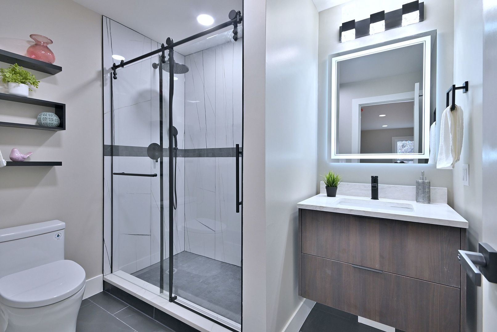 656 W Comstock Avenue, Elmhurst, IL 60126