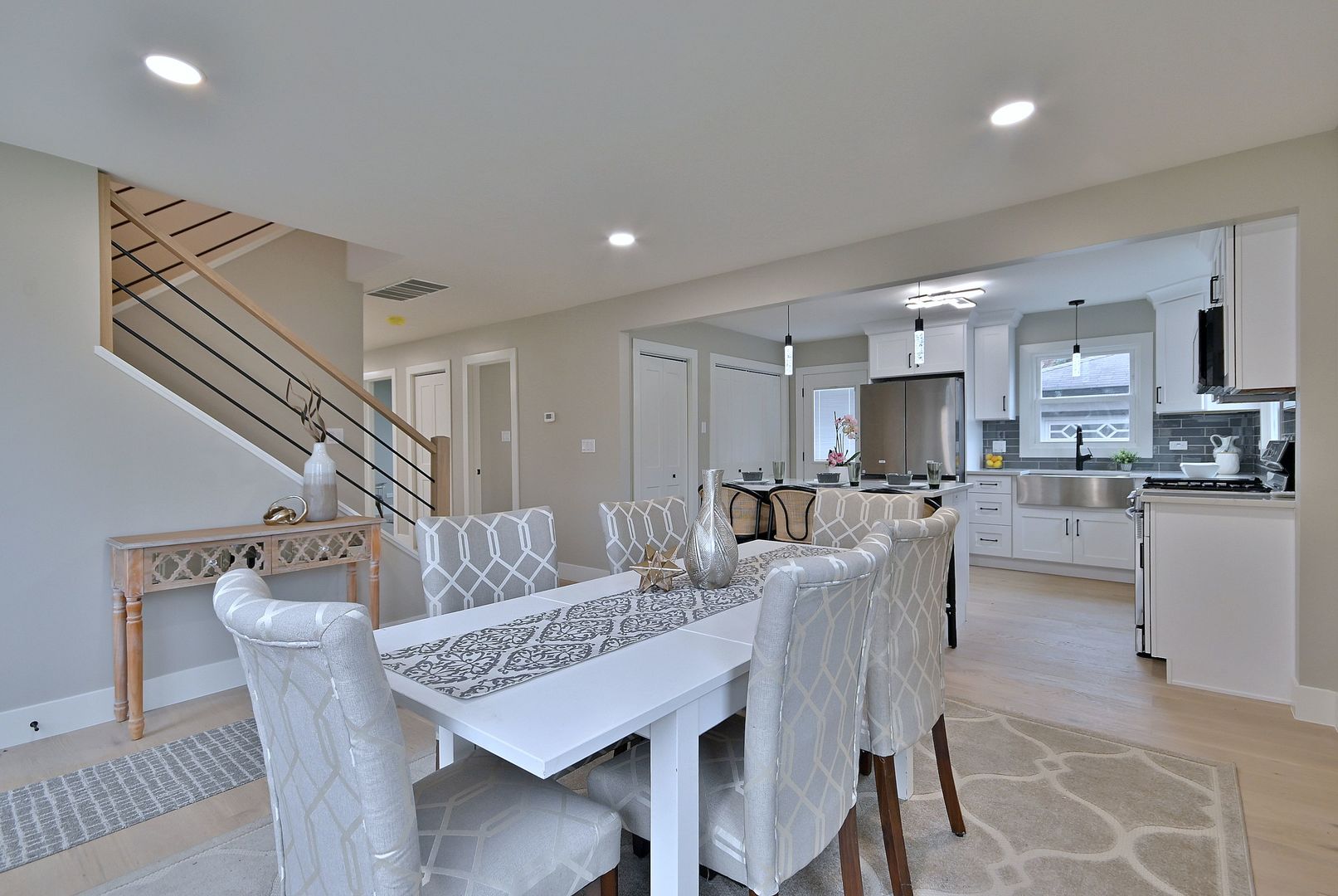 656 W Comstock Avenue, Elmhurst, IL 60126