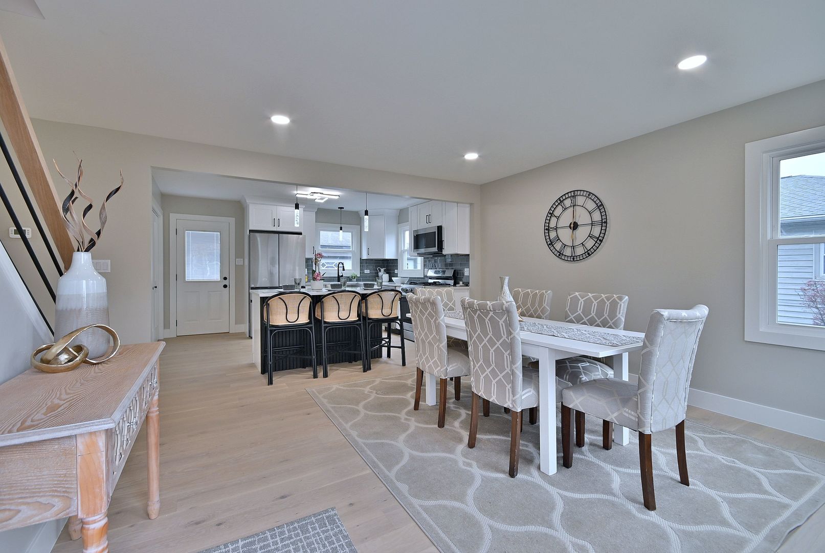 656 W Comstock Avenue, Elmhurst, IL 60126