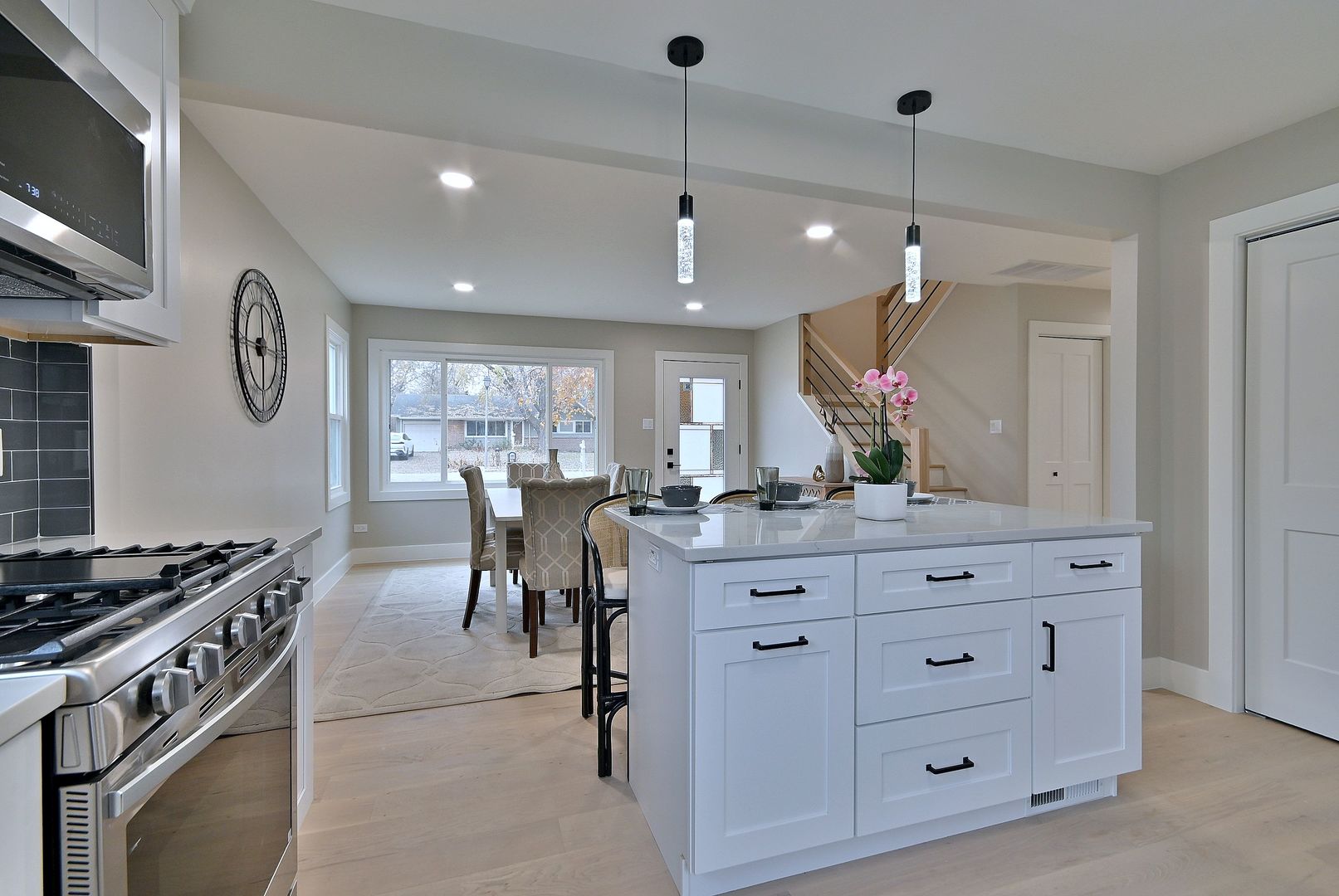 656 W Comstock Avenue, Elmhurst, IL 60126