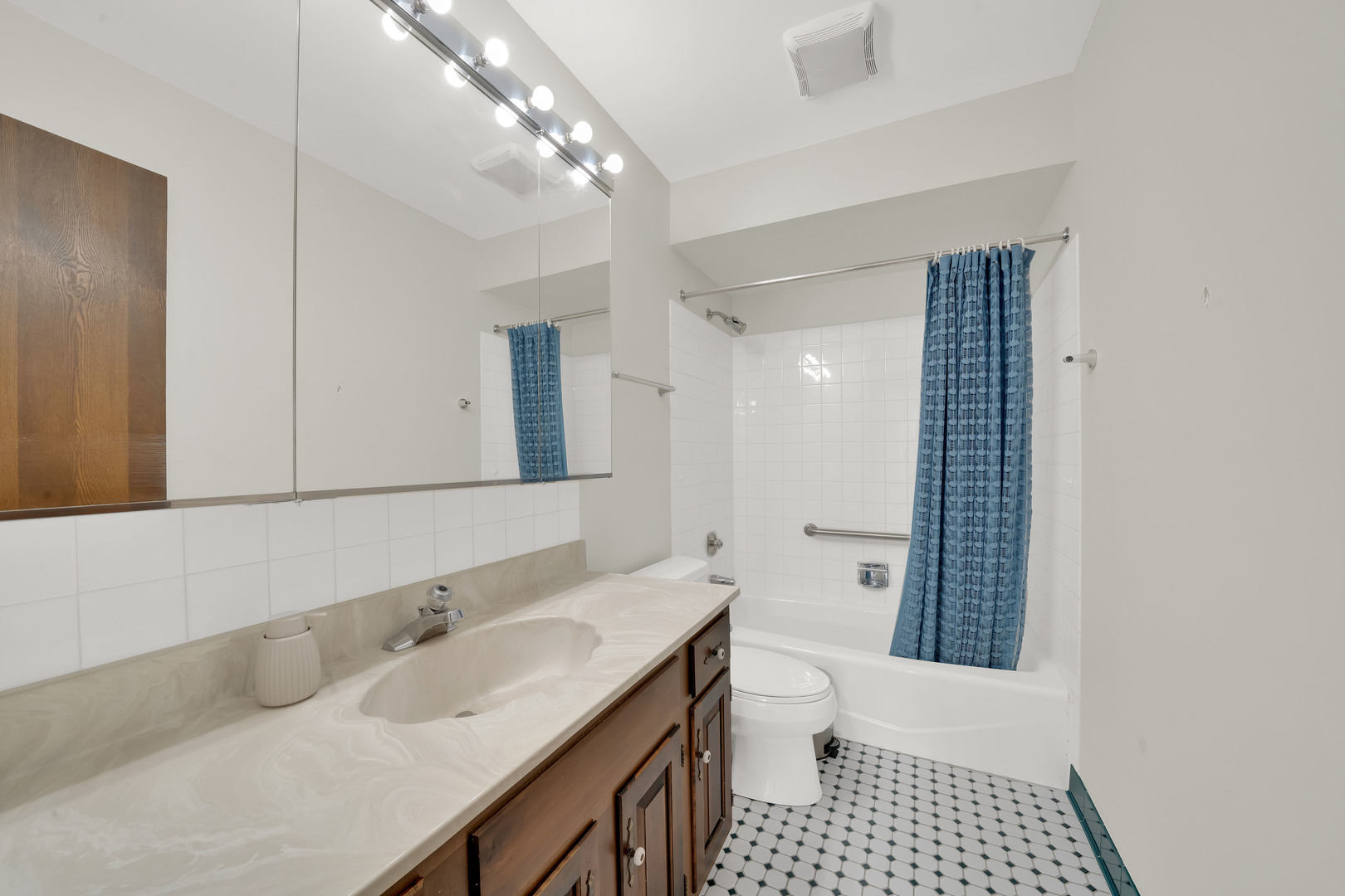 601 Lake Hinsdale Drive #301, Willowbrook, IL 60527