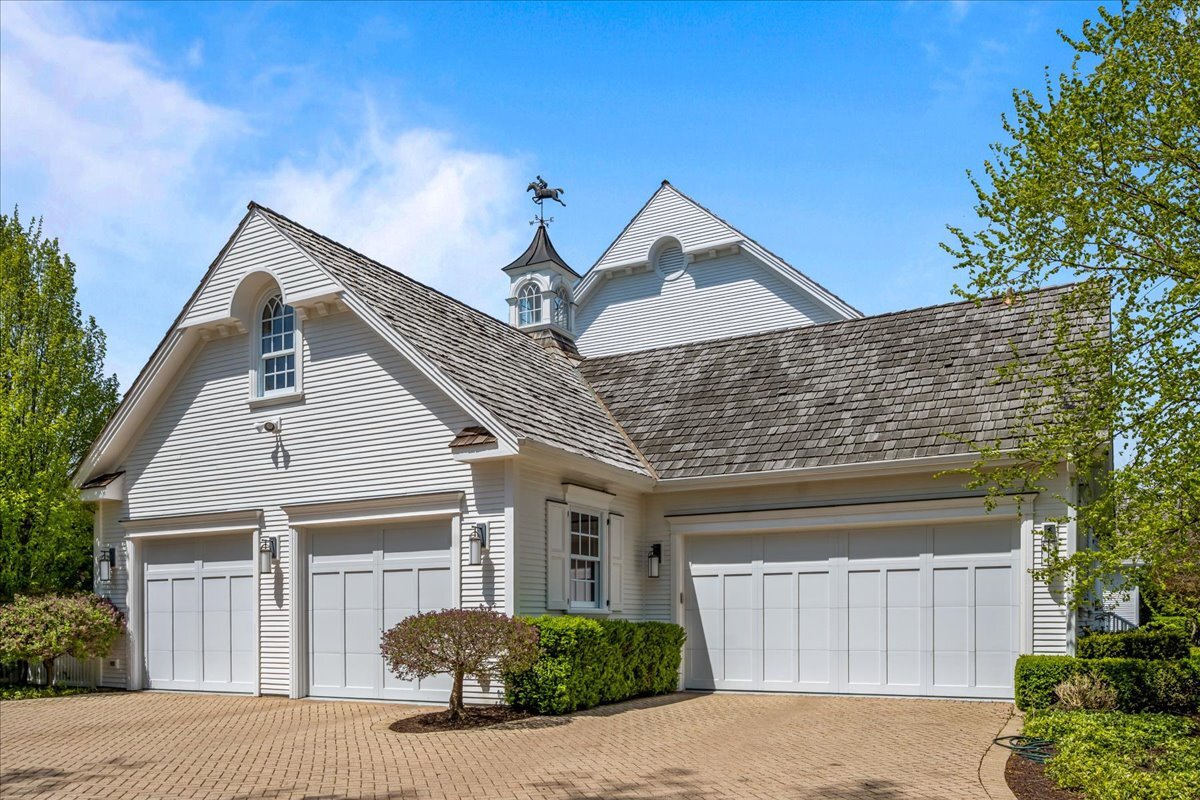 2220 Churchill Circle, Libertyville, IL 60048