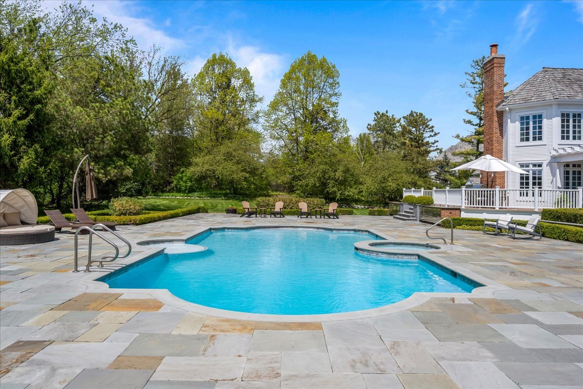 2220 Churchill Circle, Libertyville, IL 60048