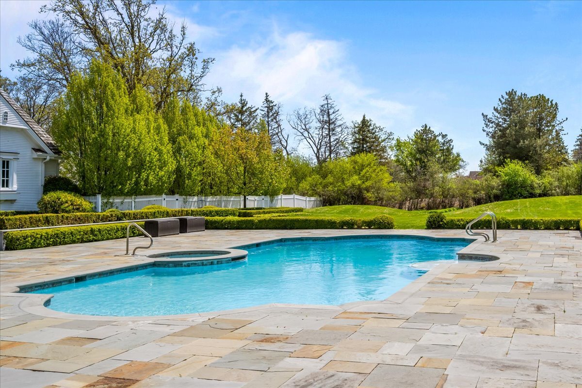 2220 Churchill Circle, Libertyville, IL 60048
