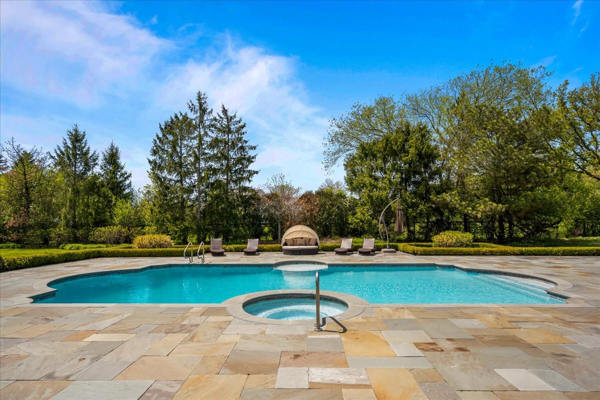 2220 Churchill Circle, Libertyville, IL 60048