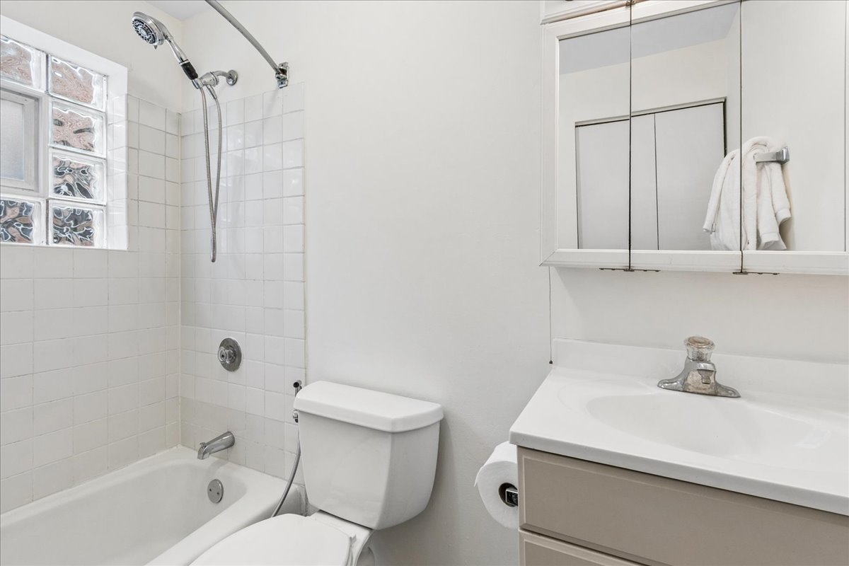 6118 N Hermitage Avenue #A, Chicago, IL 60660