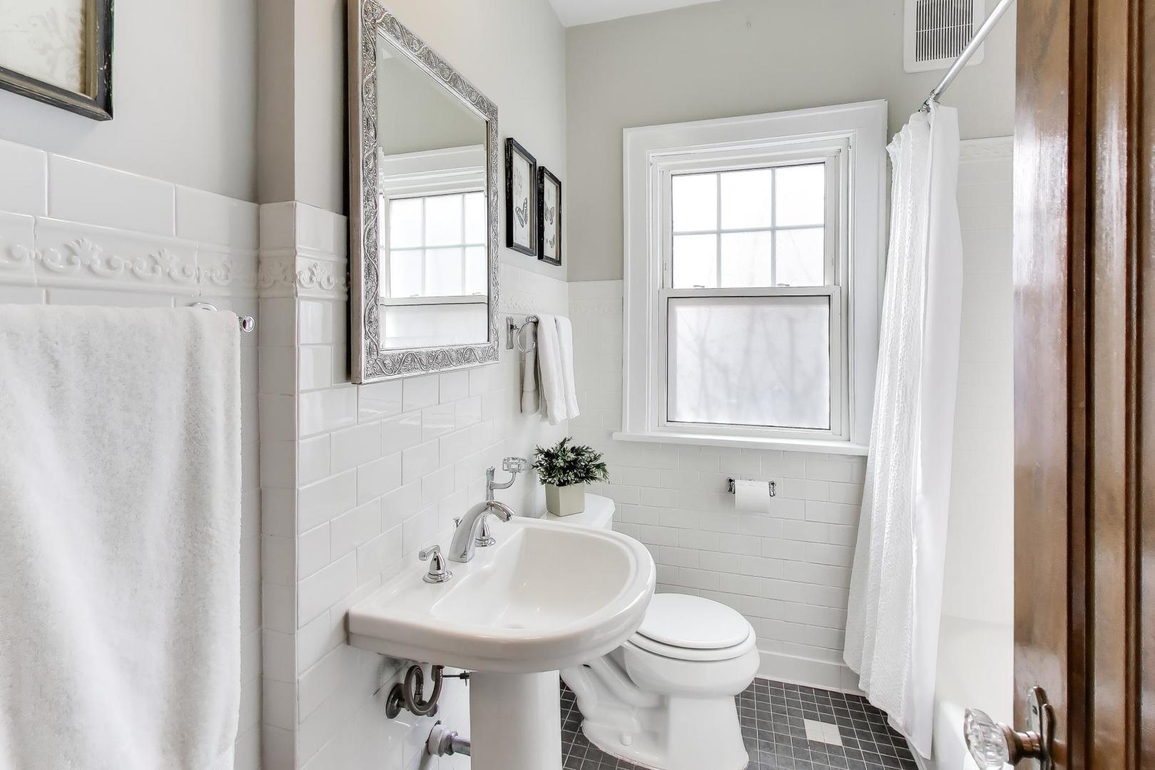 277 E Oneida Avenue, Elmhurst, IL 60126