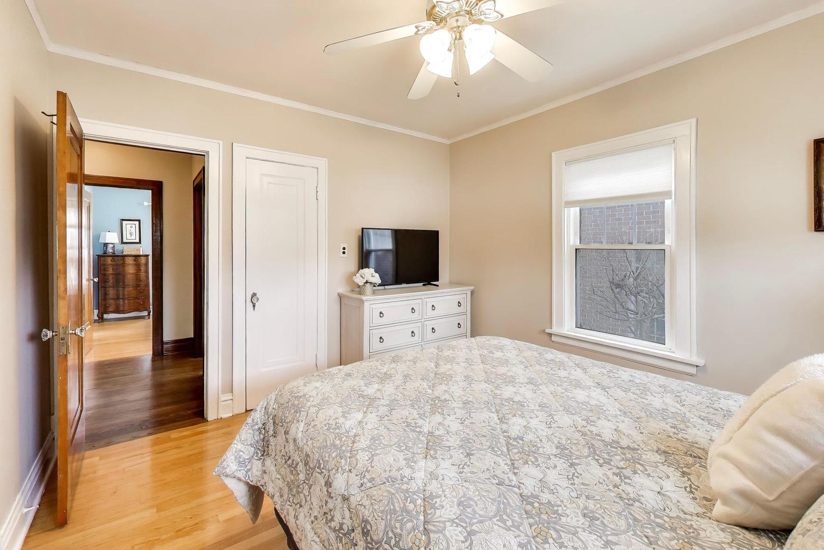 277 E Oneida Avenue, Elmhurst, IL 60126