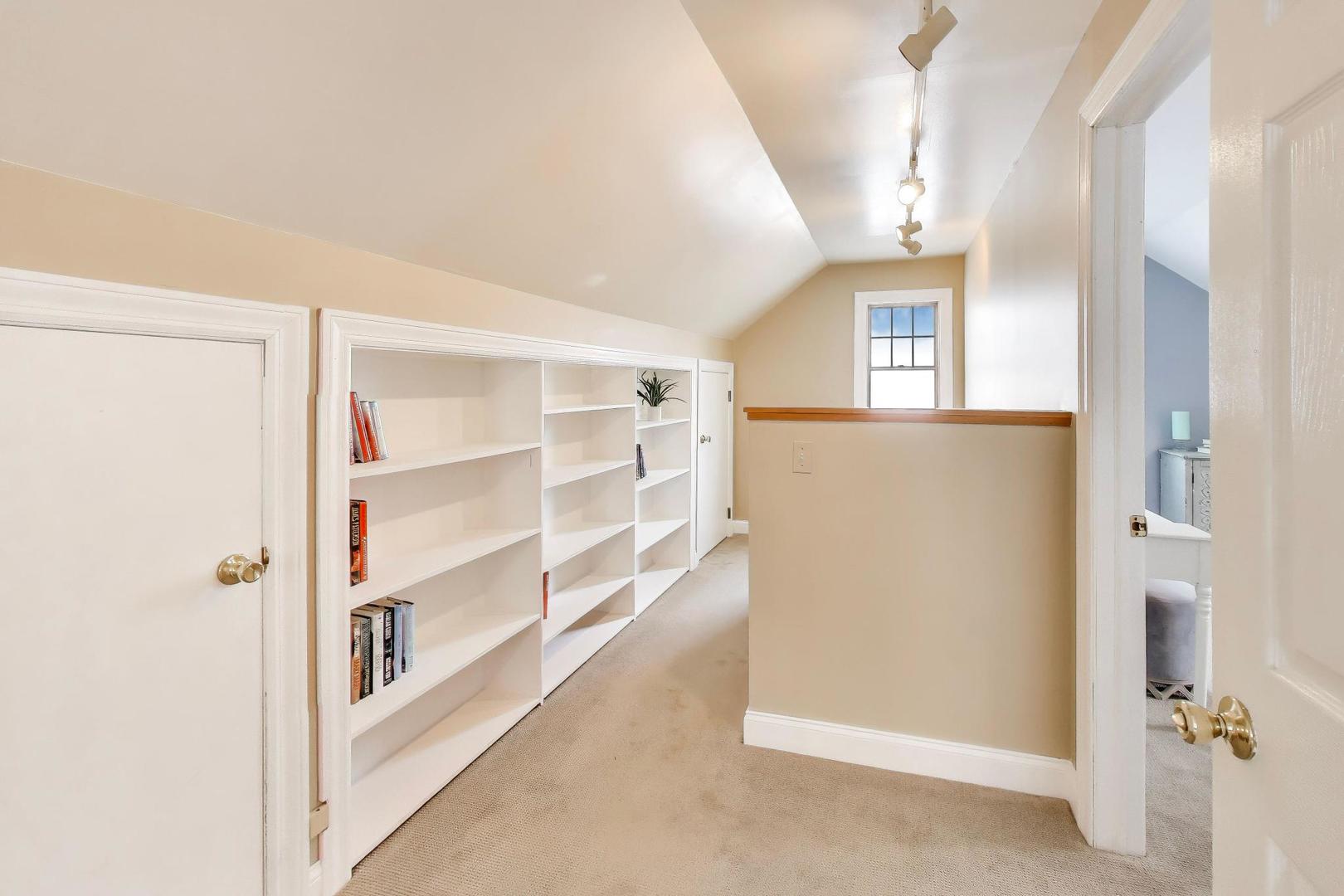 277 E Oneida Avenue, Elmhurst, IL 60126