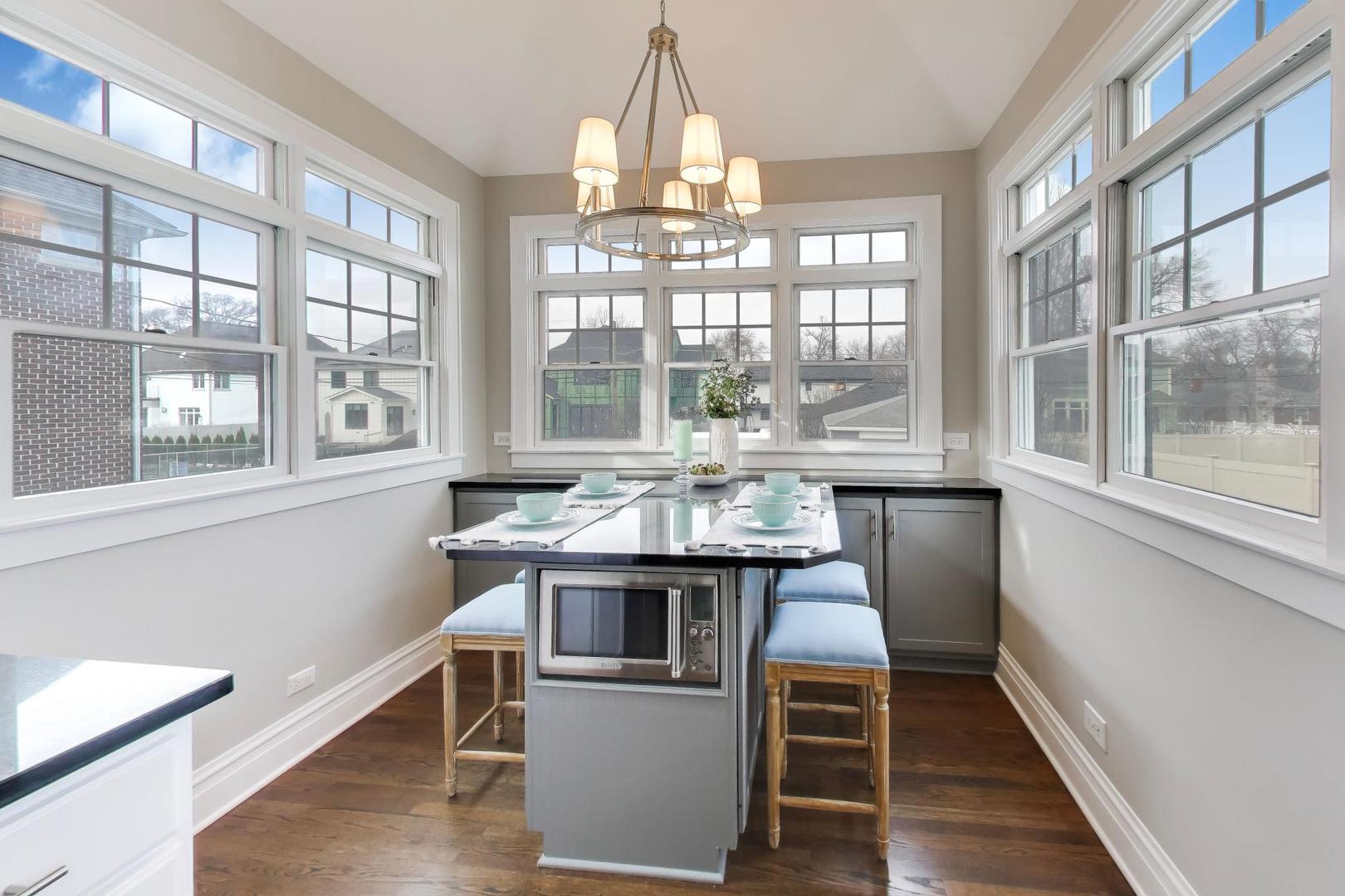 277 E Oneida Avenue, Elmhurst, IL 60126