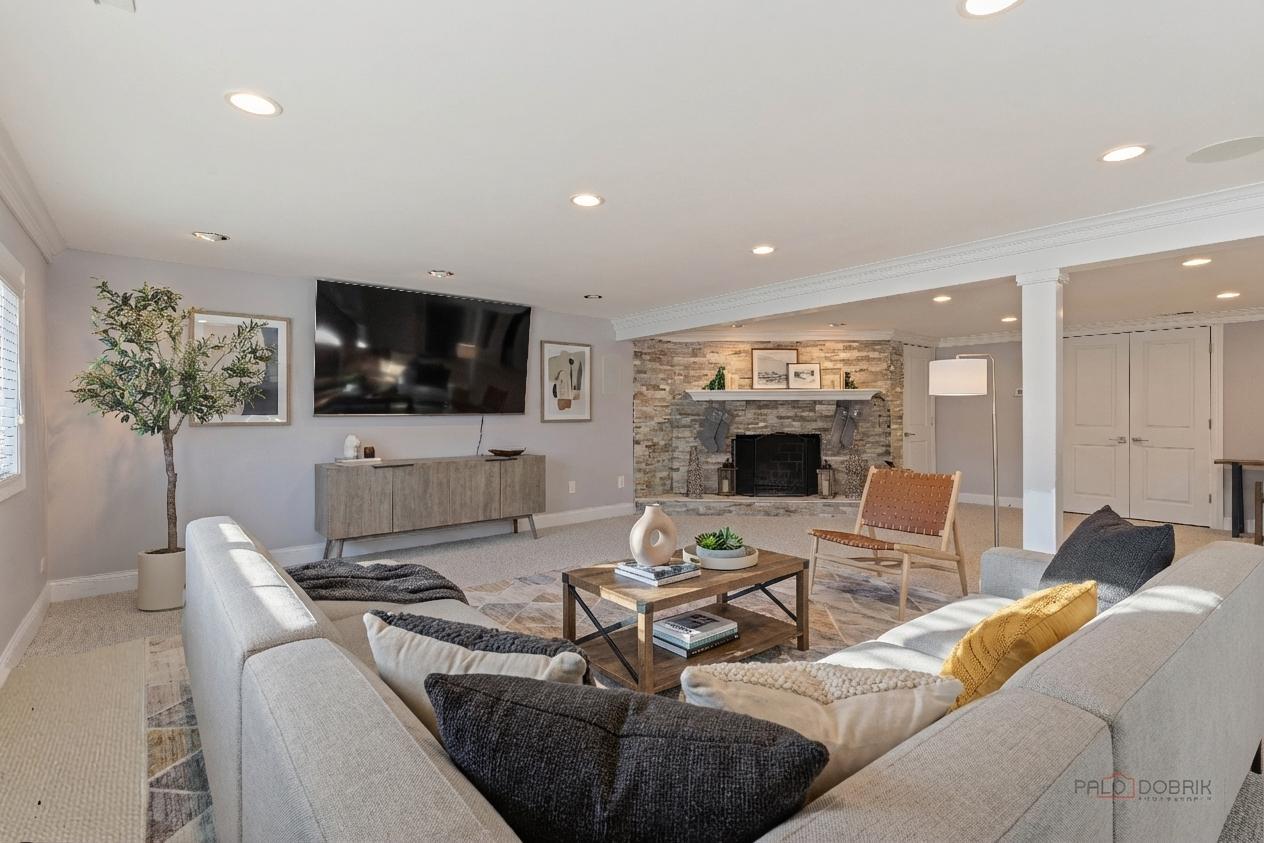 950 W HILLSIDE Street, Palatine, IL 60067