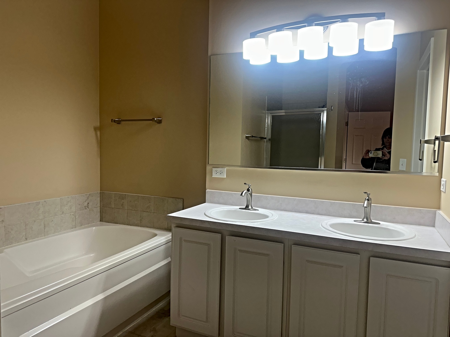 2449 Stonegate Road #B, Algonquin, IL 60102