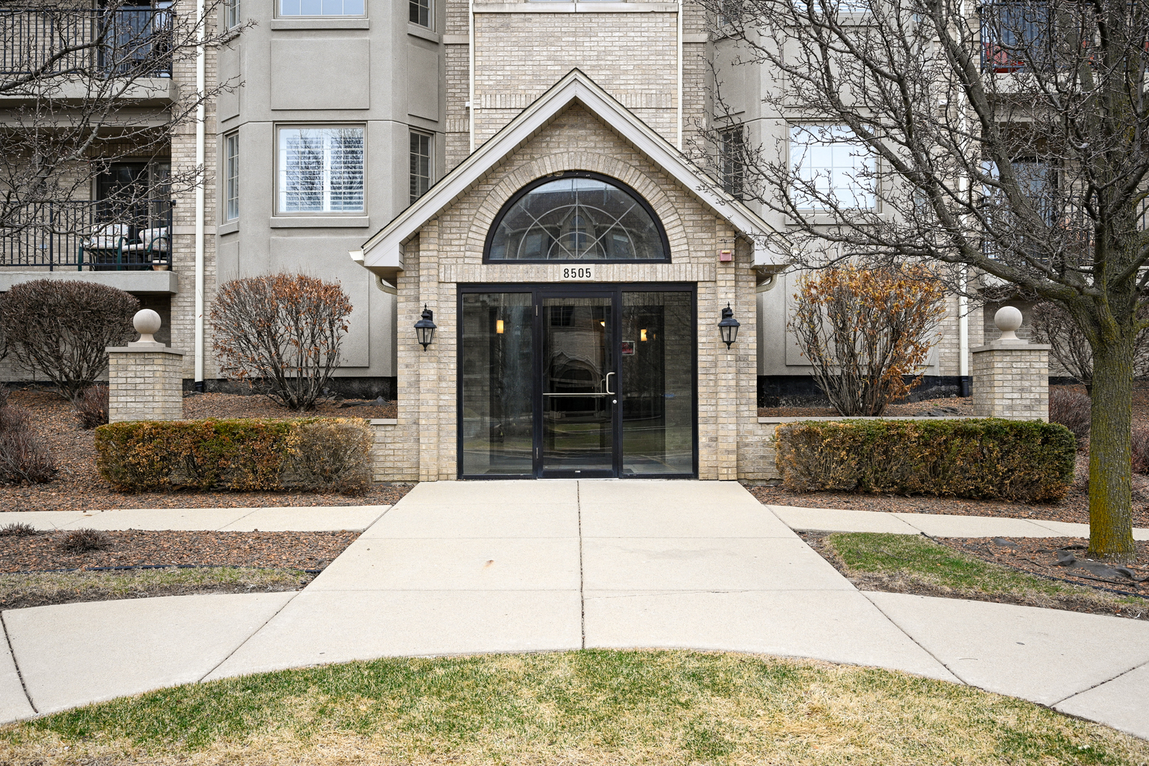 8505 Woodward Avenue #201, Woodridge, IL 60517