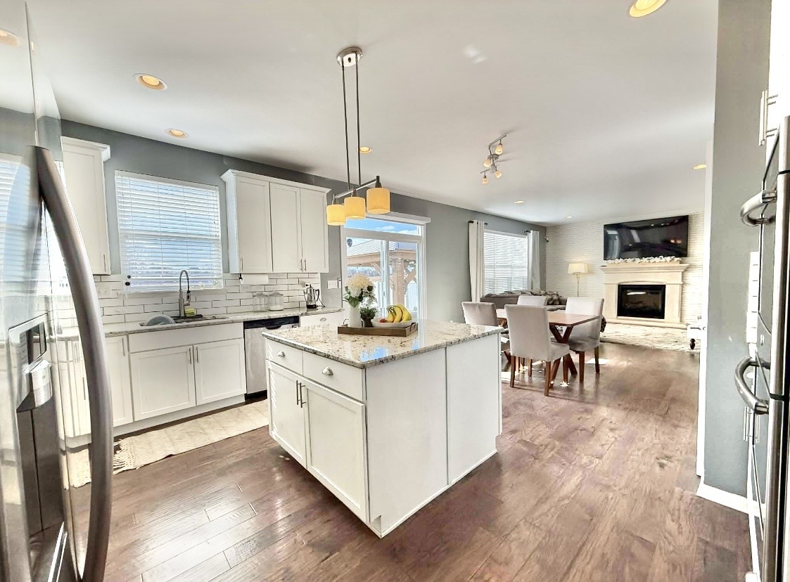 995 Bluff Quarry Drive, South Elgin, IL 60177