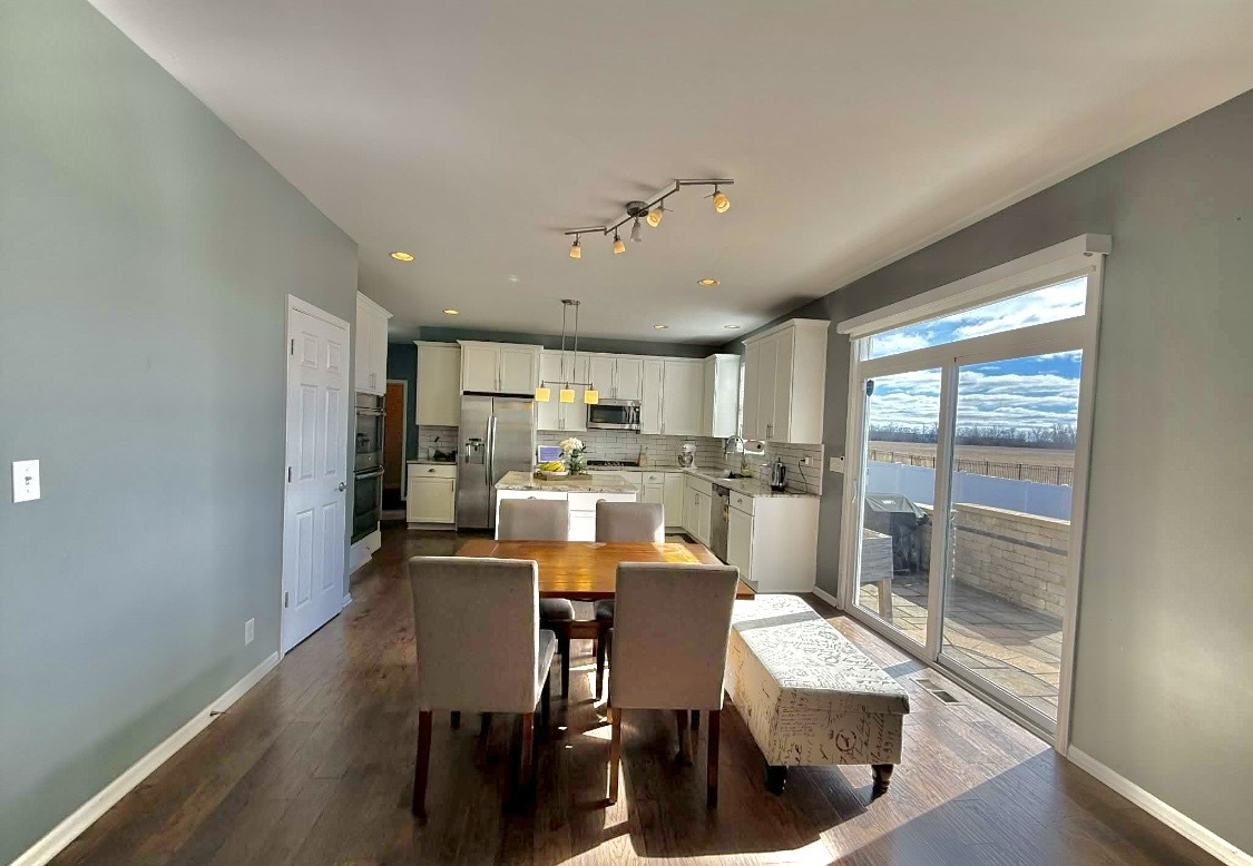 995 Bluff Quarry Drive, South Elgin, IL 60177