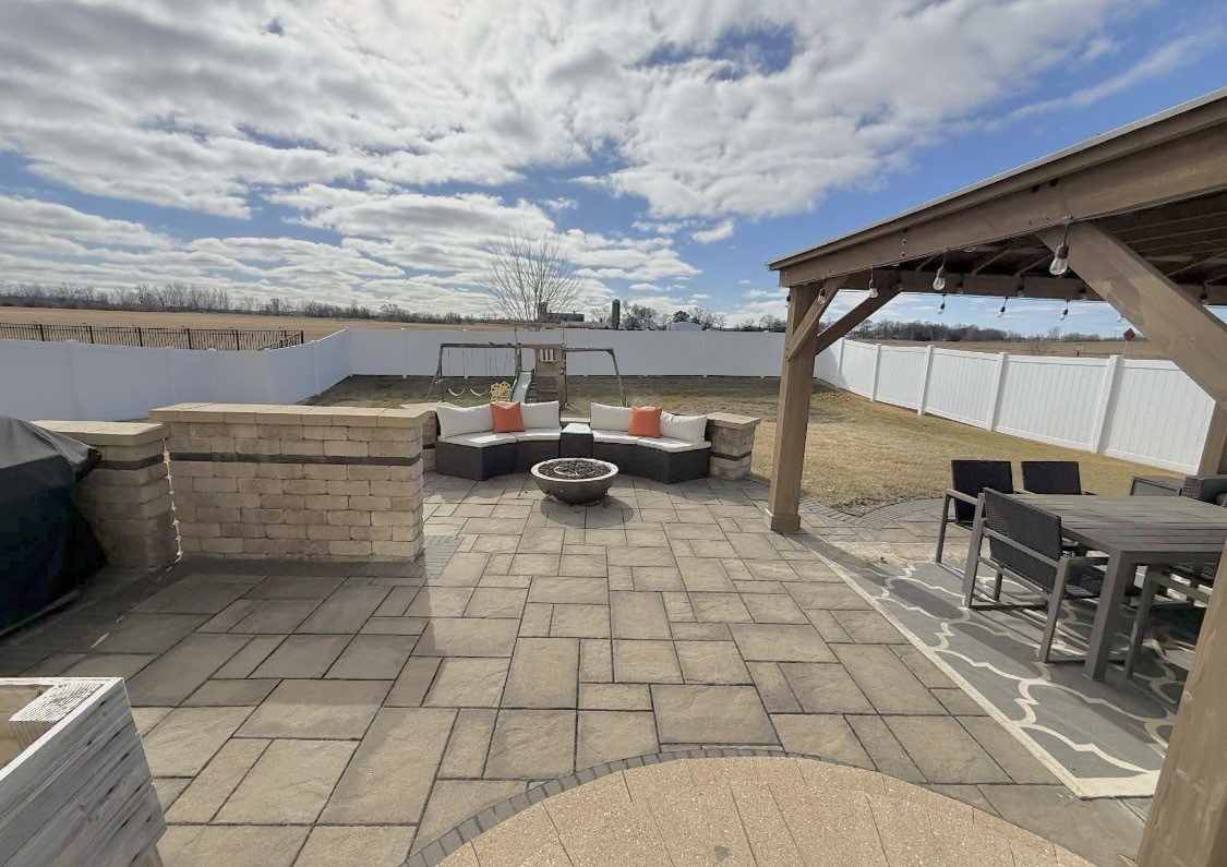 995 Bluff Quarry Drive, South Elgin, IL 60177