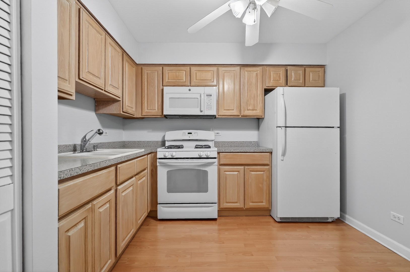 6670 S BRAINARD Avenue #209, Countryside, IL 60525