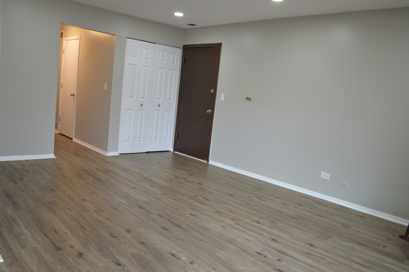 255 E Court of Shorewood #8, Vernon Hills, IL 60061