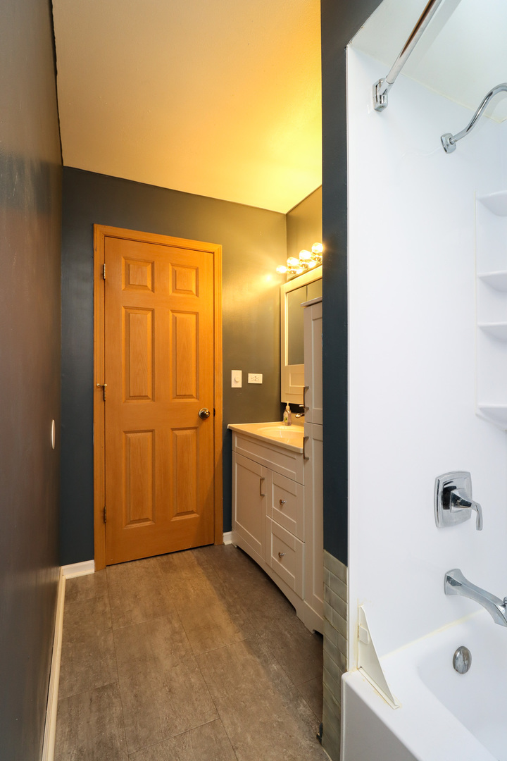 500 N Westwood Avenue, Lombard, IL 60148