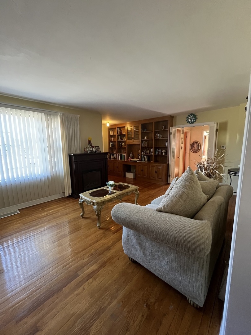 2522 S 3rd Avenue, Riverside, IL 60546