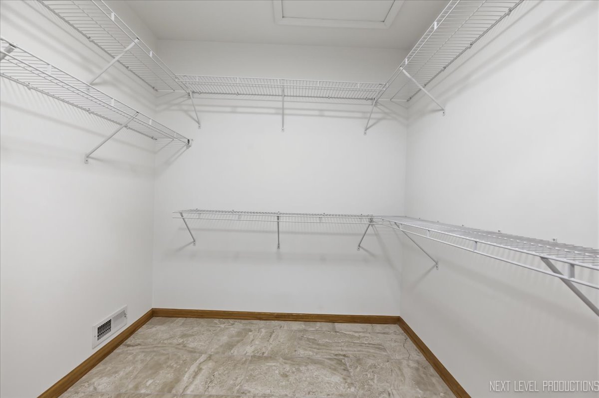 1367 Saxon Lane, Naperville, IL 60564