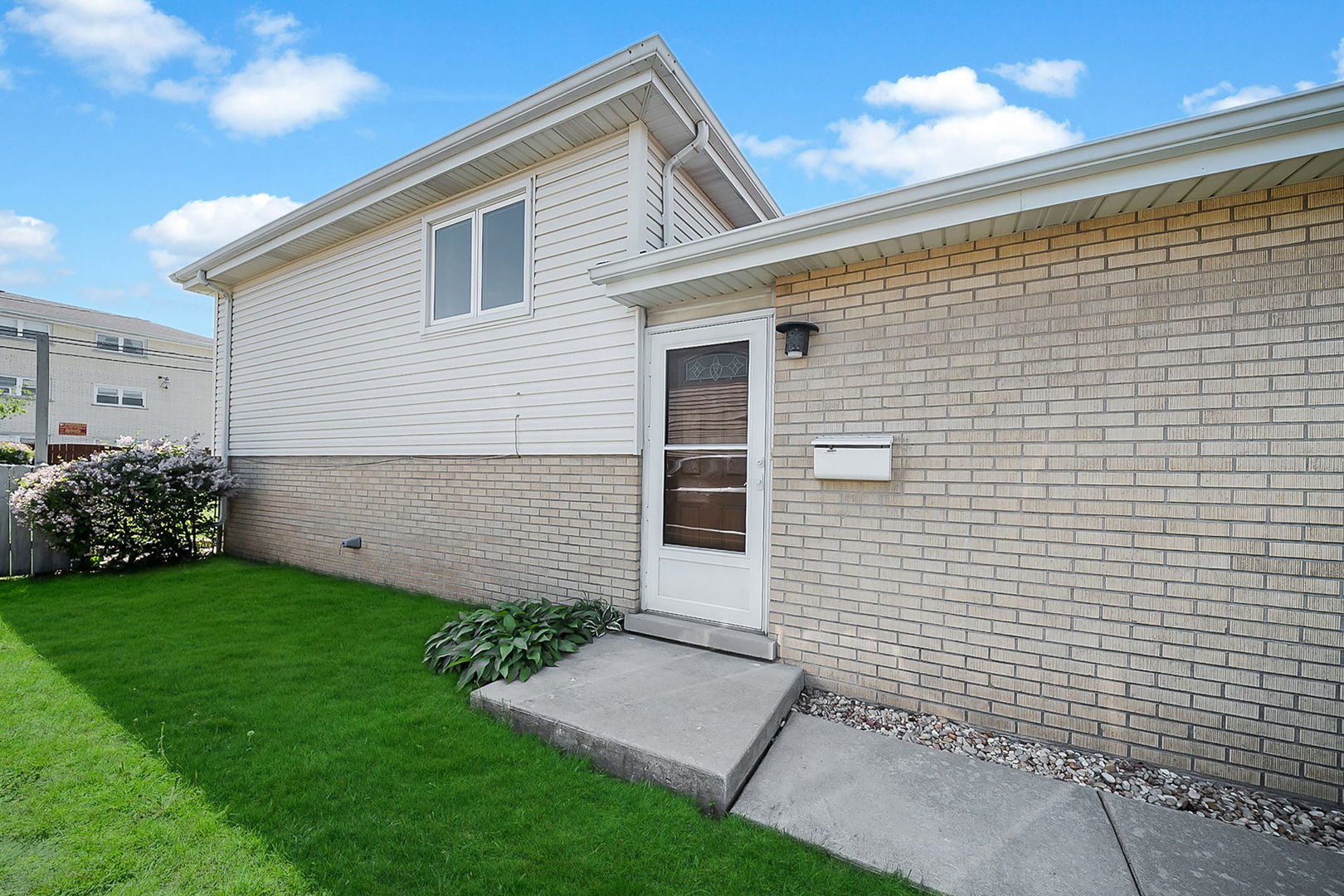 10125 S Komensky Avenue, Oak Lawn, IL 60453
