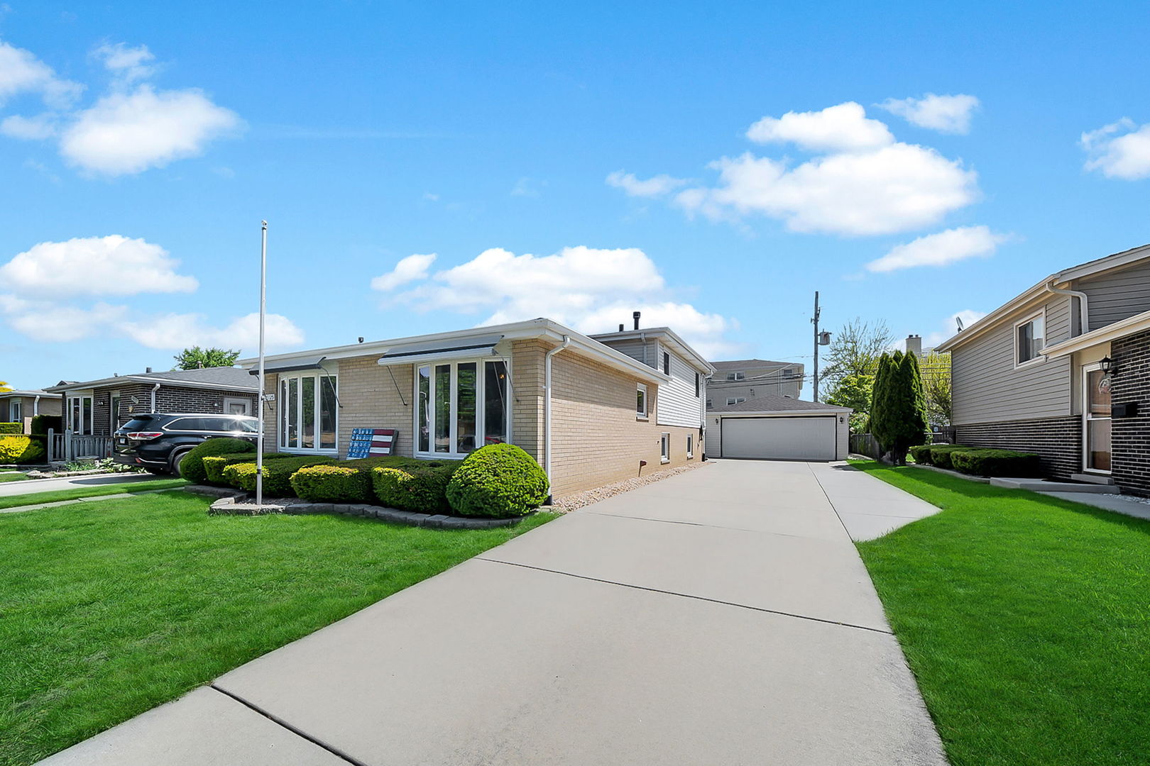 10125 S Komensky Avenue, Oak Lawn, IL 60453