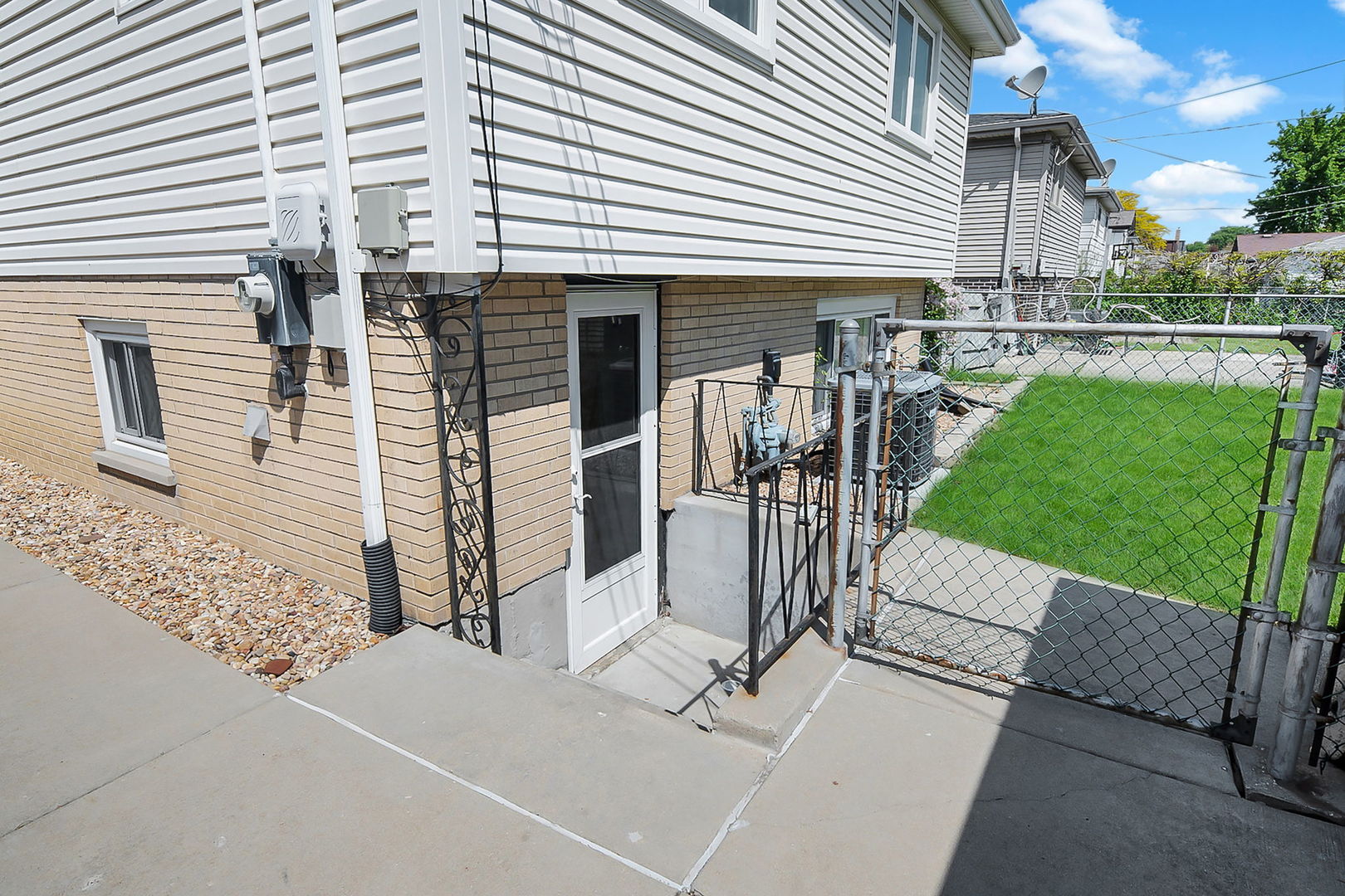 10125 S Komensky Avenue, Oak Lawn, IL 60453