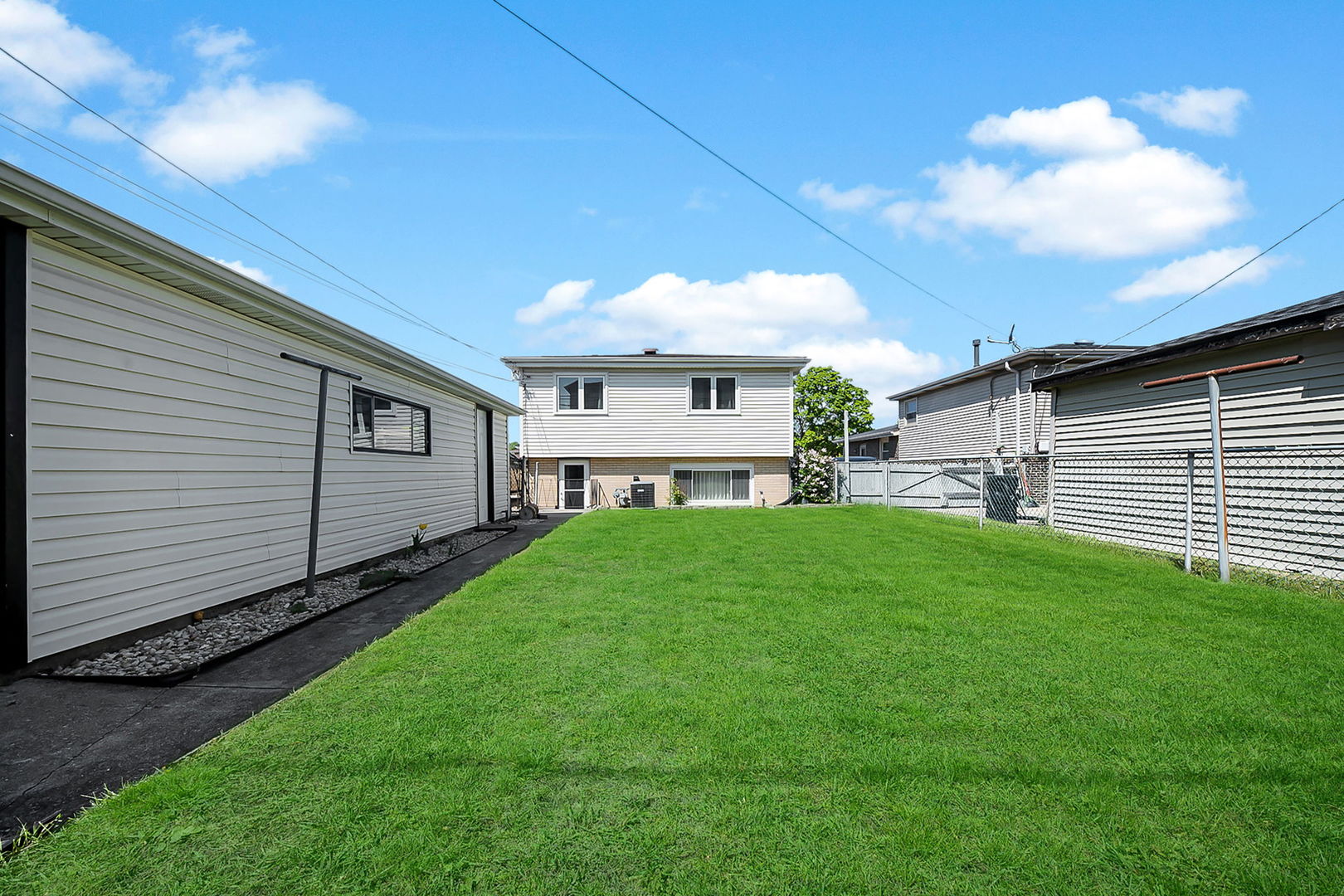10125 S Komensky Avenue, Oak Lawn, IL 60453