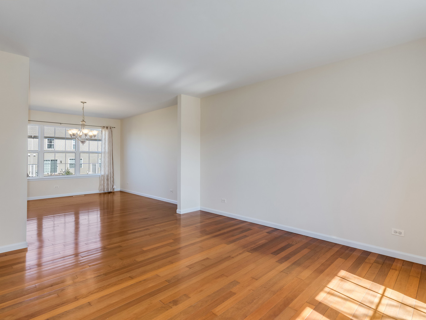 1800 Diamond Creek Lane, Aurora, IL 60503