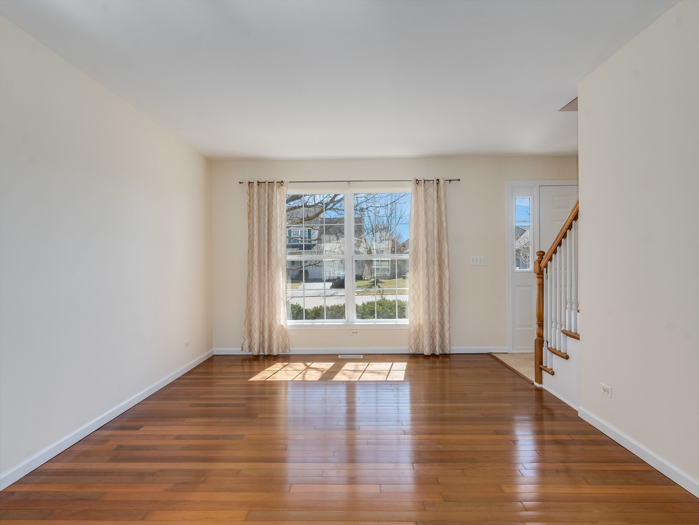 1800 Diamond Creek Lane, Aurora, IL 60503