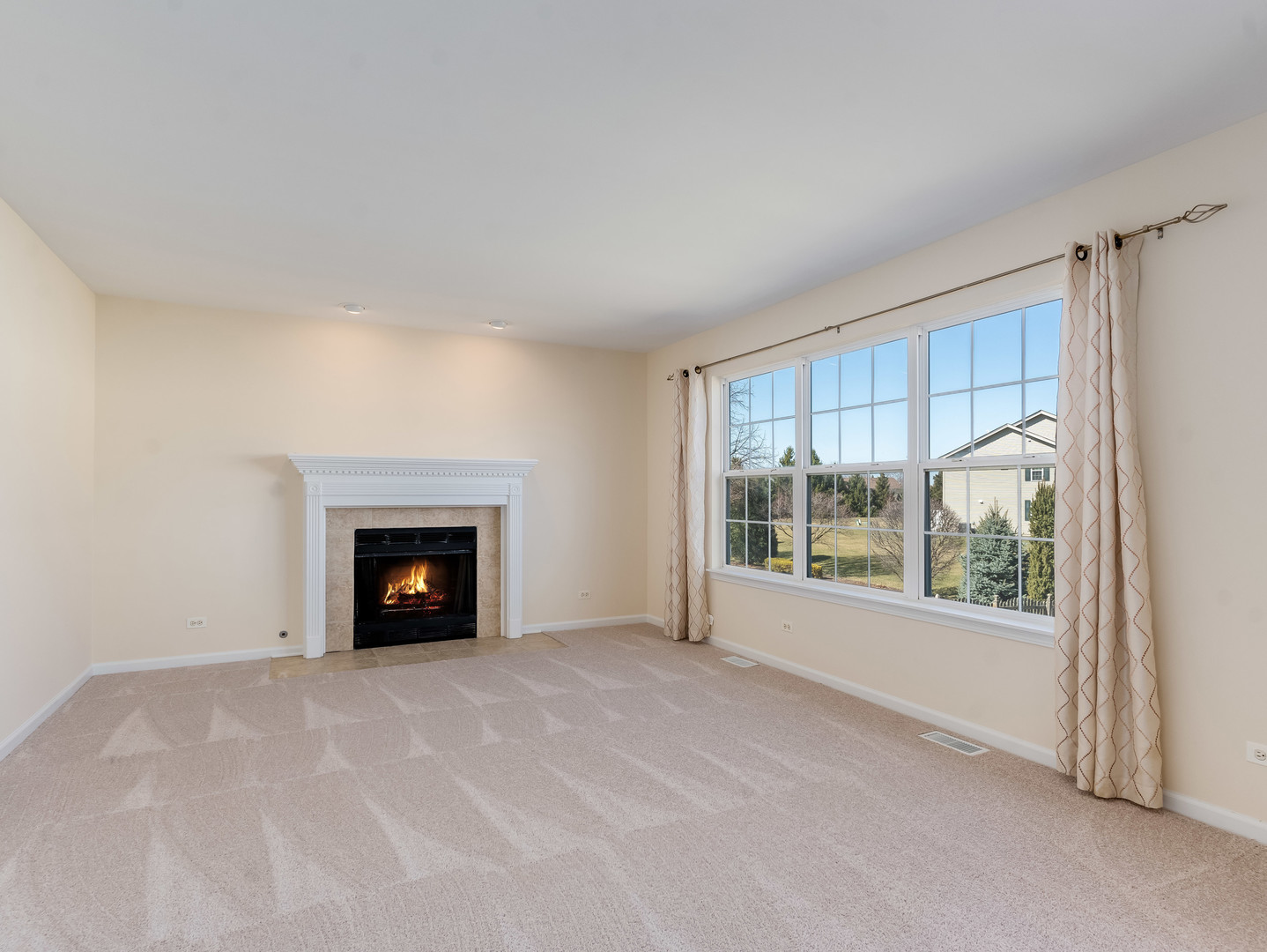 1800 Diamond Creek Lane, Aurora, IL 60503