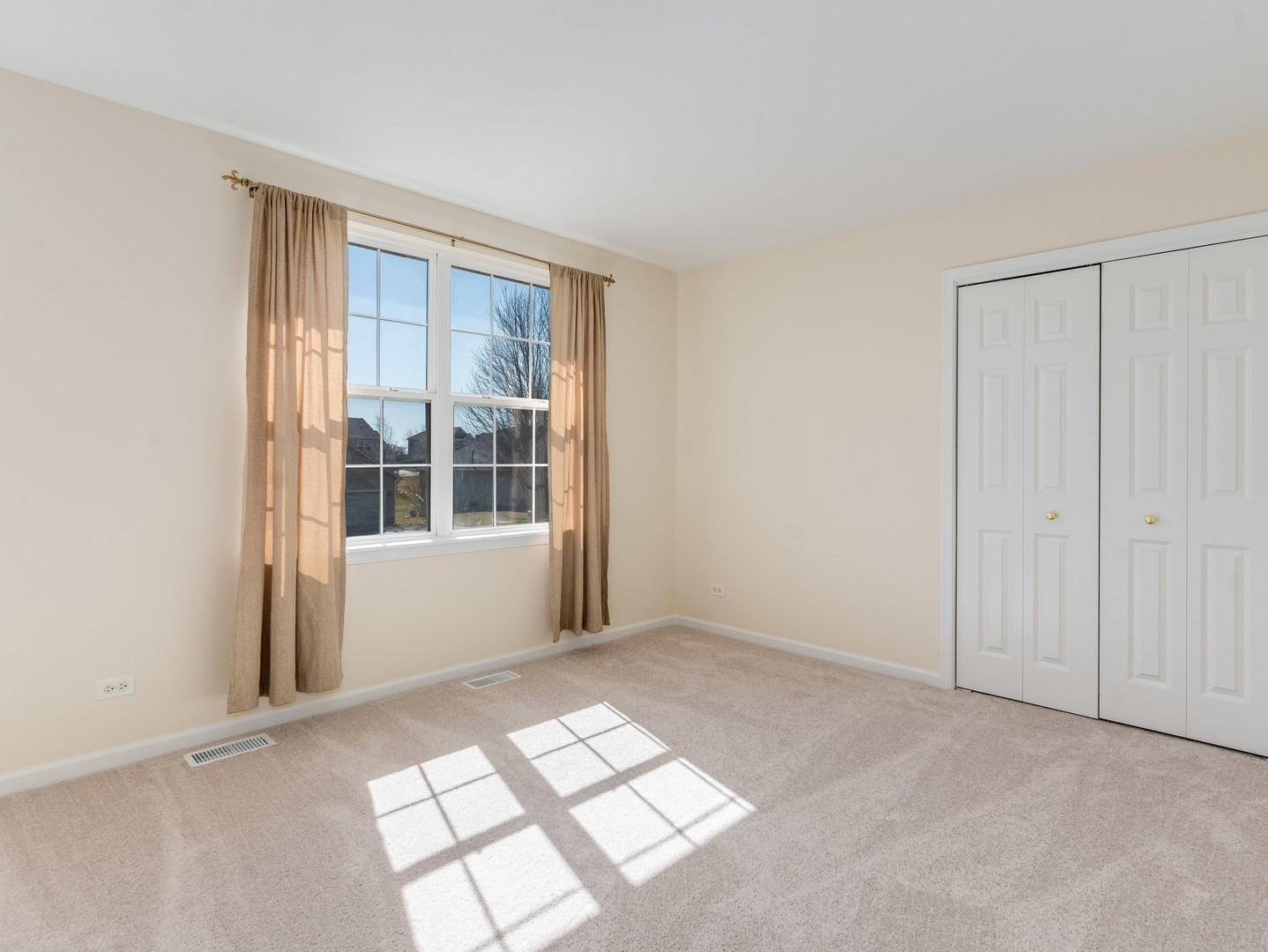 1800 Diamond Creek Lane, Aurora, IL 60503