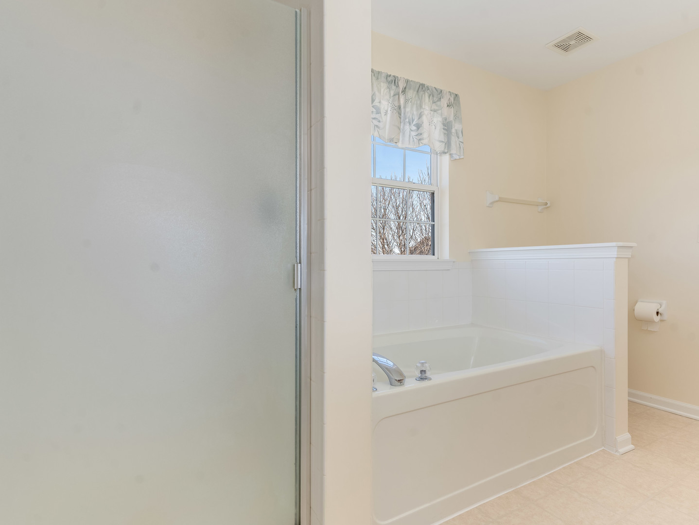 1800 Diamond Creek Lane, Aurora, IL 60503