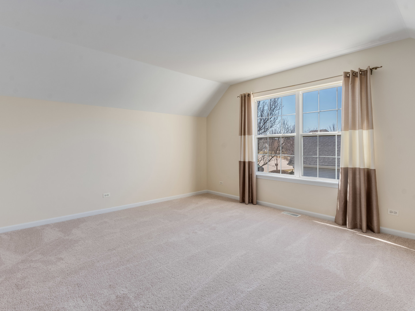 1800 Diamond Creek Lane, Aurora, IL 60503