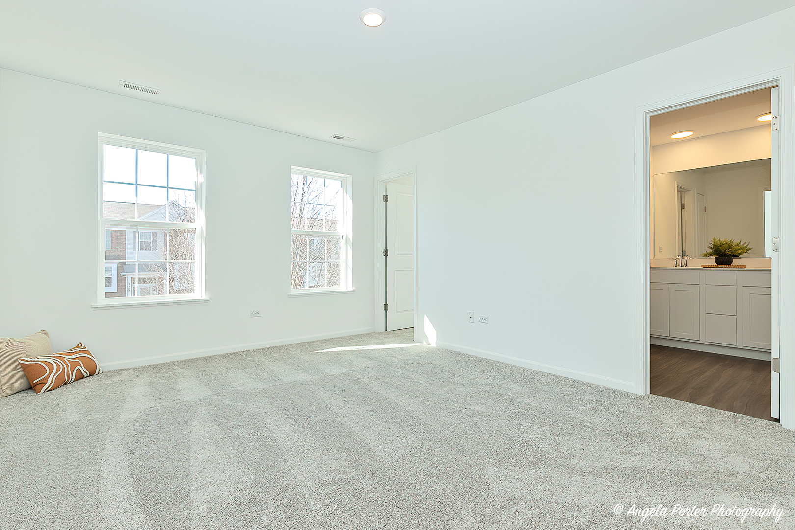 402 Neubauer Circle, Lindenhurst, IL 60046