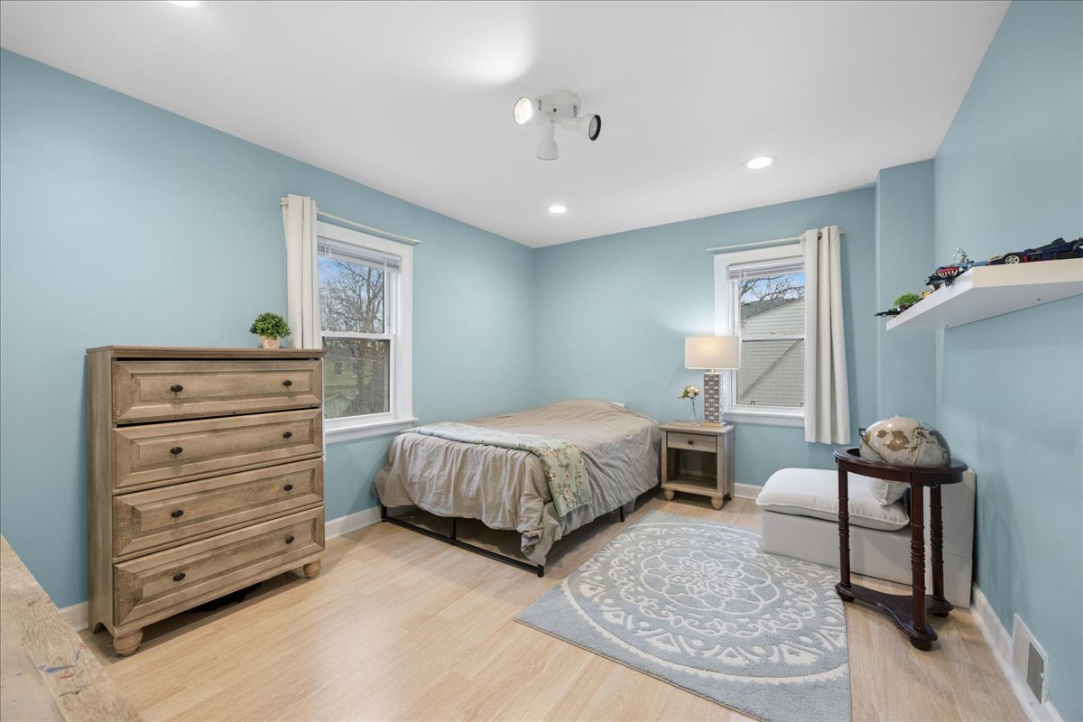 289 Oxford Road, Des Plaines, IL 60016