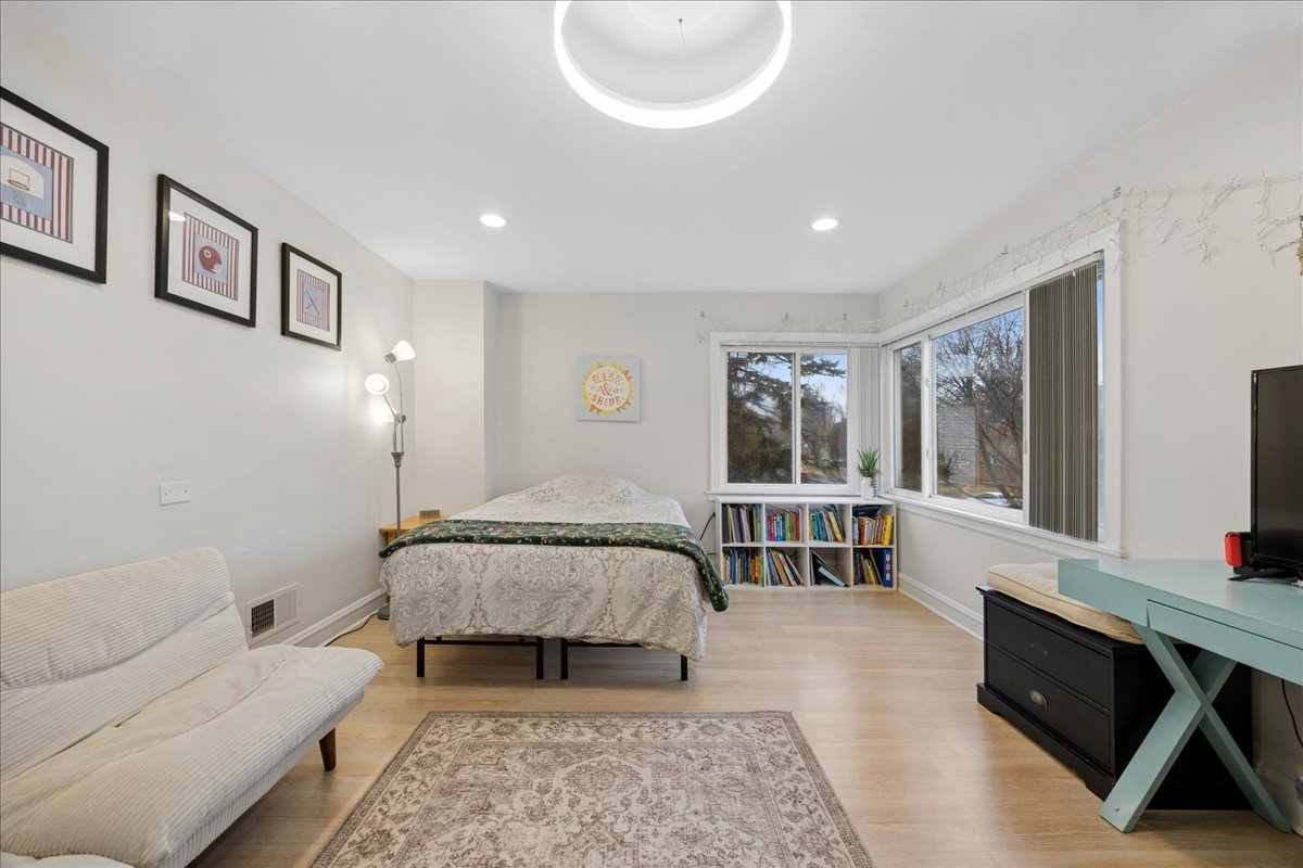 289 Oxford Road, Des Plaines, IL 60016