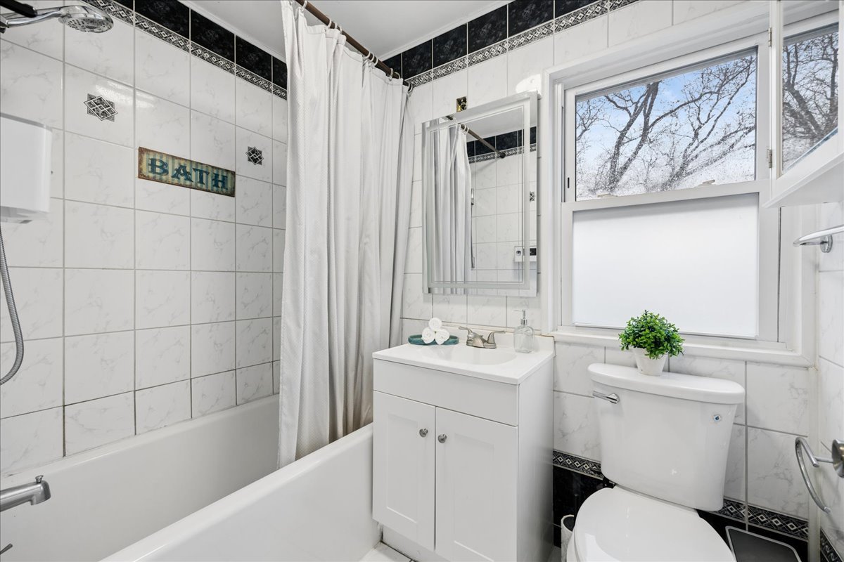 289 Oxford Road, Des Plaines, IL 60016