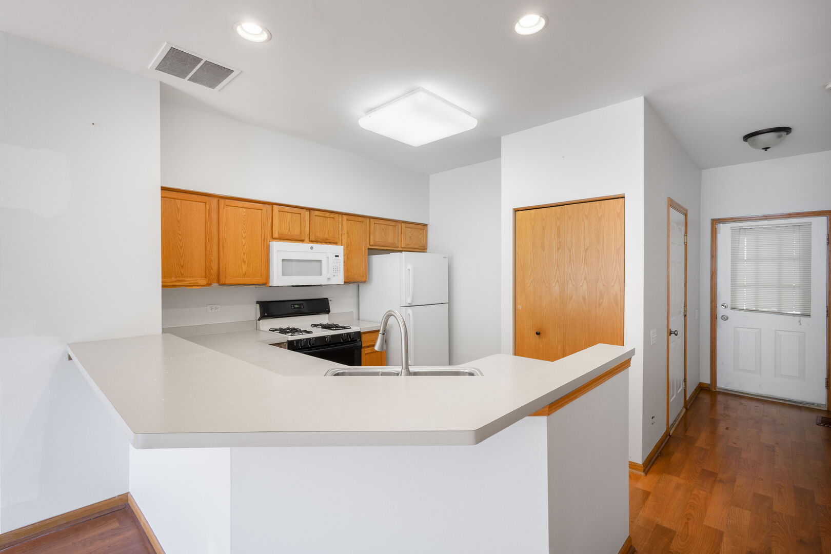 2877 Stonewater Drive #2877, Naperville, IL 60564