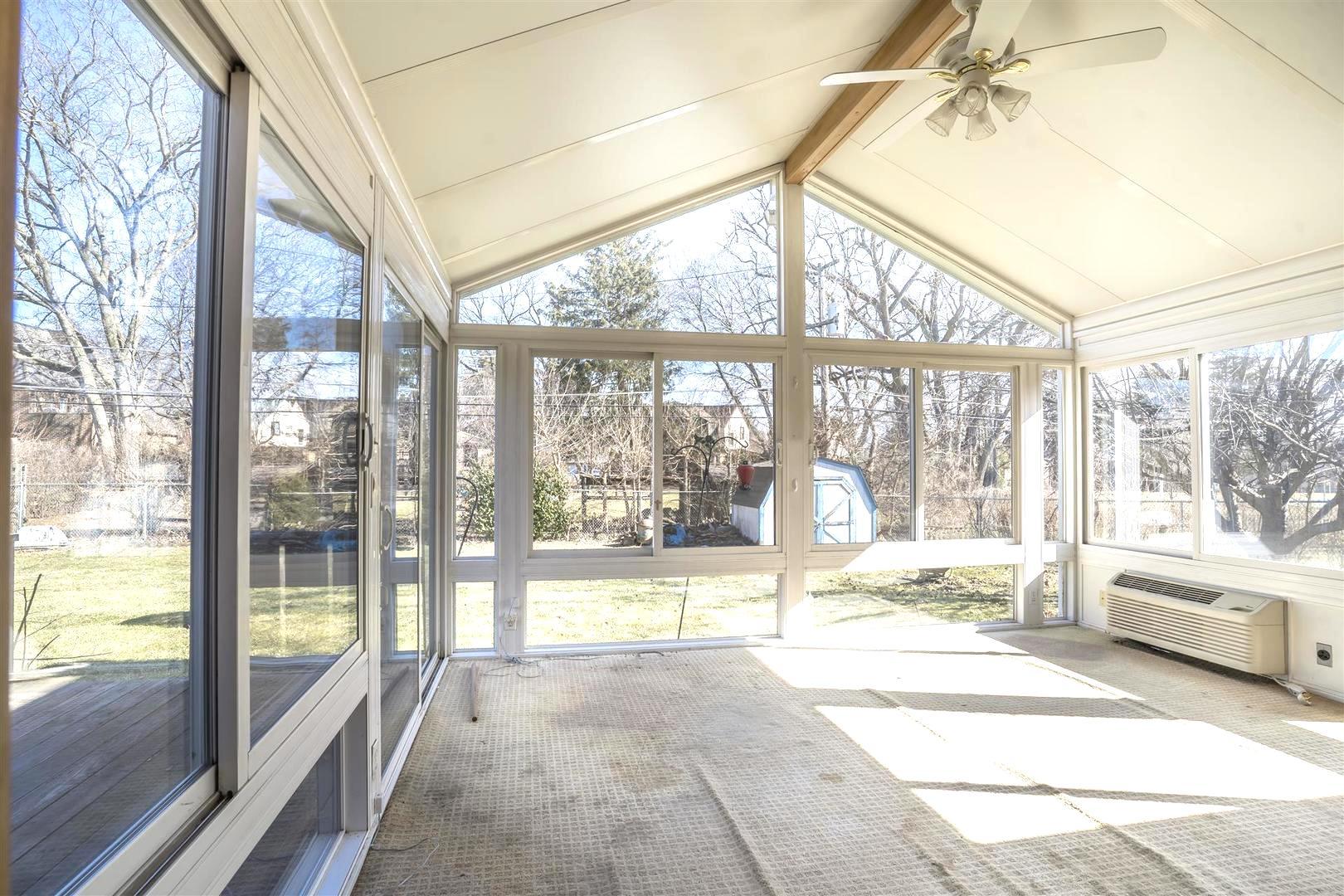 155 Cornell Avenue, Des Plaines, IL 60016