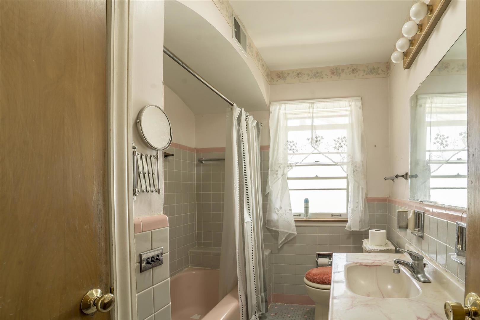 155 Cornell Avenue, Des Plaines, IL 60016