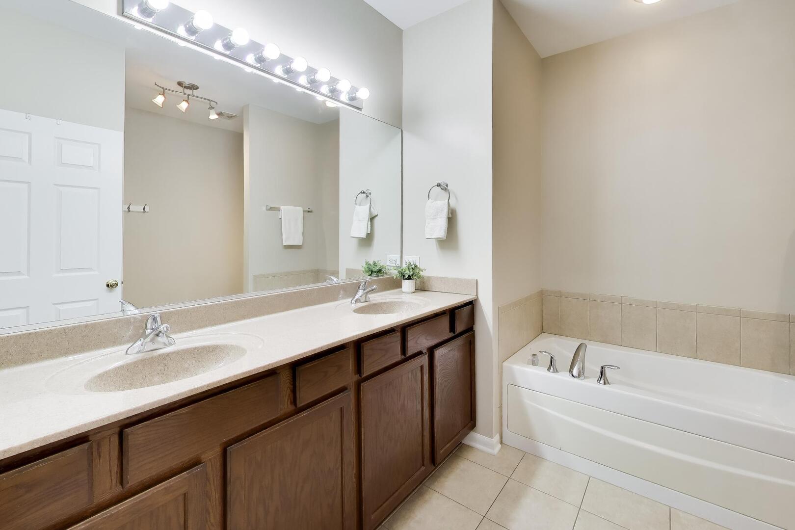 985 Oak Ridge Boulevard, Elgin, IL 60120